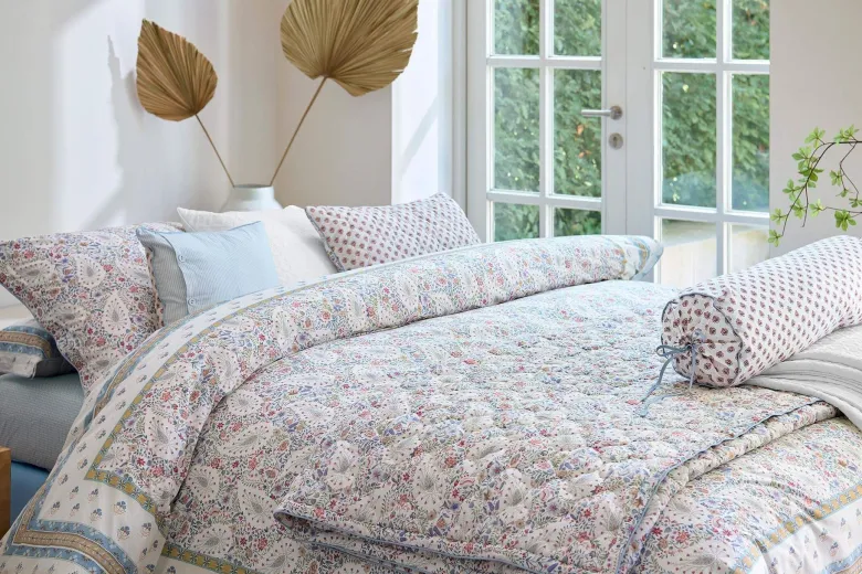 Zierkissen Quilted Kairi Bloom Hellblau